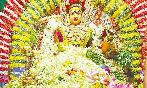 மதுரை தெப்பக்குளம் மாரியம்மன் கோவிலில் பூச்சொரிதல் விழா