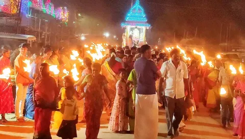 கொன்னையூர் முத்துமாரியம்மன்  கோவிலில் தீப்பந்தம் பிடித்து வந்து பக்தர்கள் நேர்த்திக்கடன்