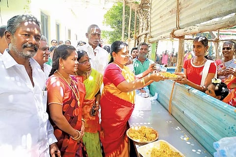 அமைச்சர் கீதாஜீவன் அன்னதானத்தை தொடங்கி வைத்தபோது எடுத்த படம்.