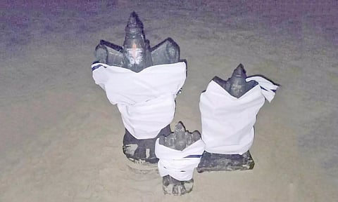 மீட்கப்பட்ட கற்சிலைகள்.