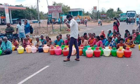 மறியலில் ஈடுபட்ட பெண்களை படத்தில் காணலாம்.