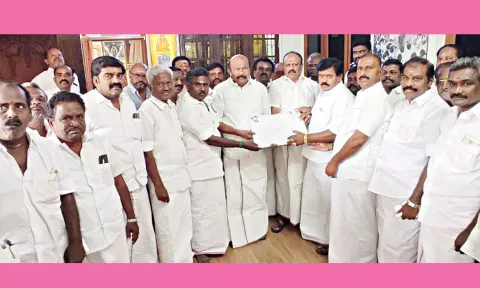 அ.தி.மு.க.வின் புதிய உறுப்பினர்களை சேர்க்கை படிவங்களை மாவட்ட செயலாளர் ராஜன் செல்லப்பா எம்.எல்.ஏ. வழங்கினார். அருகில் நிர்வாகிகள் உள்ளனர்.