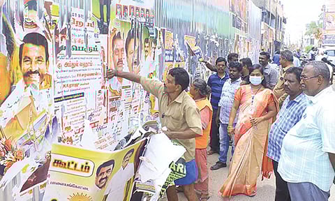 பாளை மார்க்கெட் பகுதியில் நகர் நல அலுவலர் சரோஜா தலைமையில் தூய்மை பணியாளர்கள்  போஸ்டர்களை அகற்றிய காட்சி.