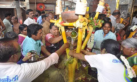 ஈரோடு பெரிய மாரியம்மன் கோவிலில் கம்பத்திற்கு பக்தர்கள் புனித நீர் ஊற்றி வழிப்பட்டனர்.