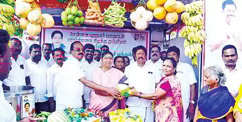 பெரும்பாக்கம் ராஜசேகர் ஏற்பாட்டில் பெரும்பாக்கத்தில் நீர்மோர் பந்தல் திறப்பு: பா.வளர்மதி-கே.பி.கந்தன் பங்கேற்பு