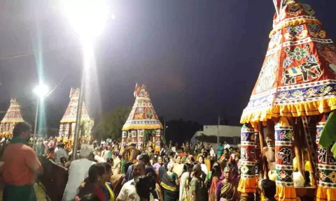 தேர்களை பக்தர்கள் வடம் பிடித்து இழுத்த காட்சி.