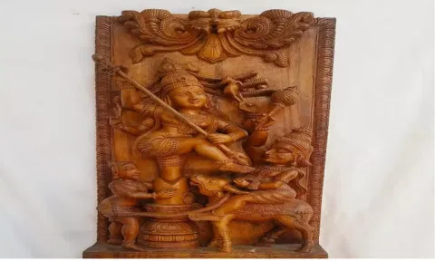 கலை அழகுடன் கூடிய மரச்சிற்பத்தை படத்தில் காணலாம்.