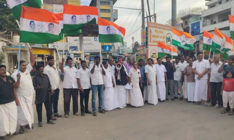 சிதம்பரத்தில் நகர காங்கிரசார் கண்டன ஆர்ப்பாட்டத்தில் ஈடுப்பட்ட காட்சி.