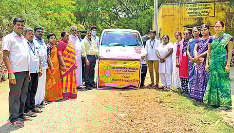 முகாமில் சுகாதாரம் குறித்து பொதுமக்களுக்கு விழிப்புணர்வு ஏற்படுத்திய போது எடுத்த படம்.