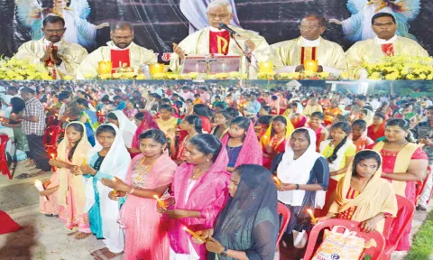 ஈஸ்டர் பண்டிகையை முன்னிட்டு கடலூர் மஞ்சக்குப்பம் பகுதியில் உள்ள கார்மேல் அன்னை ஆலயத்தில் சிறப்பு திருப்பலி நடைபெற்றது. இதில் ஏராளமான கிறிஸ்தவர்கள் மெழுகுவர்த்தி ஏந்தி பிரார்த்தனை செய்தனர்.