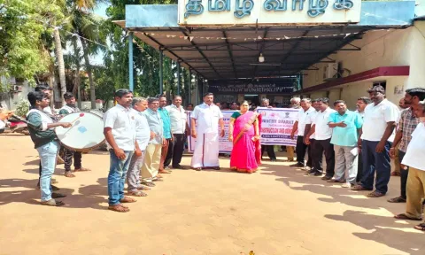 வடலூர் நகராட்சியில் எனது குப்பை எனது பொறுப்பு விழிப்புணர்வு பேரணியை நகர மன்ற தலைவர் சிவக்குமார் தொடங்கி வைத்தார். அருகில் நகராட்சி ஆணையாளர் பானுமதி உள்ளார்.