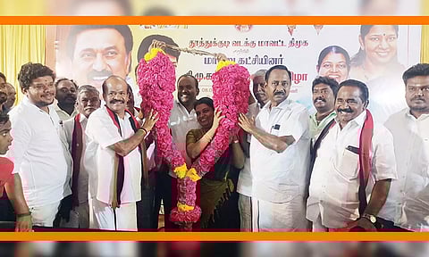 இணைப்பு விழாவில் அமைச்சர் கீதாஜீவனுக்கு ஆளுயர மாலை அணிவிக்கப்பட்டபோது எடுத்த படம். அருகில் மேயர் ஜெகன், மாநில நெசவாளர் அணி செயலாளர் பெருமாள் உள்ளனர்.