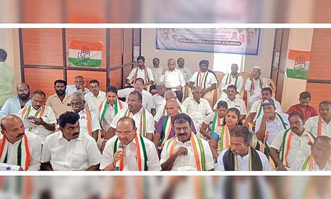 களக்காட்டில் காங்கிரஸ் நிர்வாகிகள் கூட்டம் நடந்த போது எடுத்த படம்.