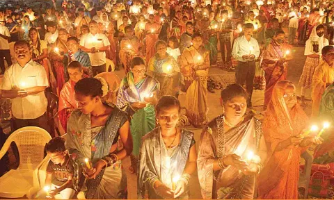 திருப்பூர்  கேத்ரீன்   ஆலயத்தில் மெழுகுவர்த்தி ஏந்தி  பிரார்த்தனையில் ஈடுபட்ட கிறிஸ்தவர்கள்.&nbsp;