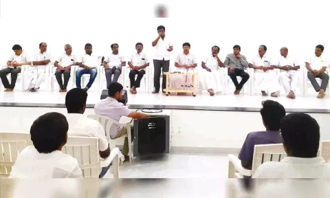 பொதுக்குழு கூட்டம் நடைபெற்ற காட்சி.
