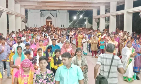 ஈஸ்டர் தின சிறப்பு திருப்பலி நடந்தது.