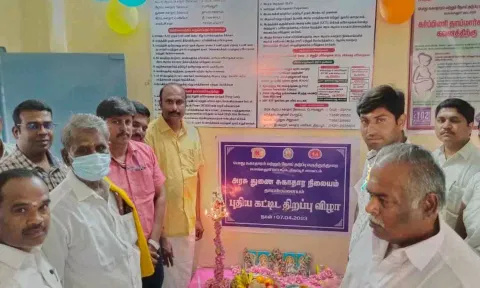 குத்து விளக்கு ஏற்றி வைத்த காட்சி.