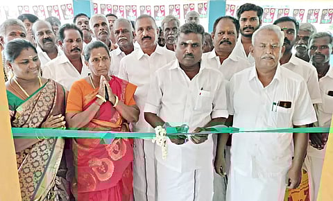 சமுதாய கட்டிடத்தை திறந்து வைத்த எம்.எல்.ஏ.
