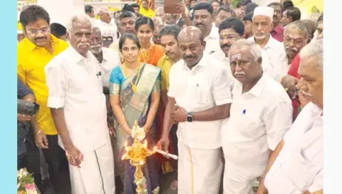 பாலகுருசாமி சூப்பர் மார்க்கெட்டை தமிழ்நாடு வணிகர் சங்கங்களின் பேரமைப்பு தலைவர் ஏ.எம்.விக்கிரமராஜா குத்து விளக்கேற்றி திறந்து வைத்தார்.