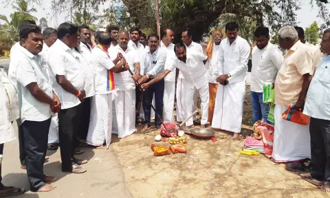 தருமபுரி எம்எல்ஏ வெங்கடேஷ்வரன் பூமி பூஜை செய்து பணிகளை தொடங்கி வைத்தபோது எடுத்த படம்.