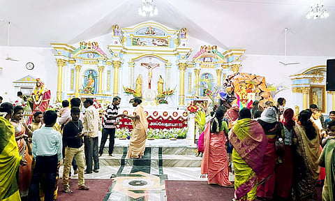 தேவாலயத்தில் சிறப்பு பிரார்த்னை நடைபெற்றது.