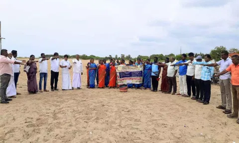 தூய்மை பணியில் ஈடுபட்ட அனைவரும் விழிப்புணர்வு உறுதிமொழி ஏற்றபோது எடுத்த படம்.