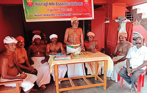 பொதுக்குழு கூட்டத்தில் அய்யா வழி அகிலத் திருக்குடும்ப மக்கள் சபை தலைவர் 
எஸ். தர்மர் பேசியபோது எடுத்த படம்.