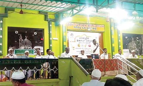 நிகழ்ச்சியில் அரிமா அமல்ராஜ் வாழ்த்தி பேசிய போது எடுத்த படம்.