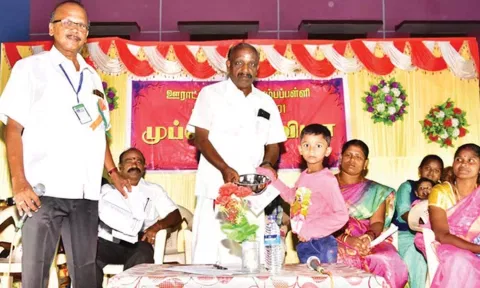 முக்கூடல் தொடக்க பள்ளியில் முப்பெரும் விழா நடைபெற்ற போது எடுத்த படம்.