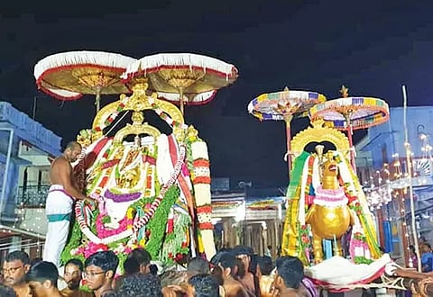 கருட வாகனத்தில் ஸ்ரீ நிகரில் முகில்வண்ணனும், அன்ன வாகனத்தில் திருப்பேரை நாச்சியாரும் நான்கு ரத வீதி வழியாக வந்து பக்தர்களுக்கு காட்சியளித்து அருள் பாலித்த காட்சி.