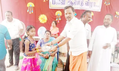 போட்டியில் வெற்றிபெற்ற மாணவிக்கு பரிசு வழங்கப்பட்டது.