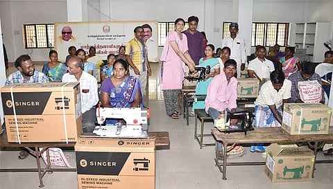 மாவட்ட வருவாய் அலுவலர் மேனகா மாற்றுத்திறனாளிகளுக்கு தையல் எந்திரங்களை வழங்கிய காட்சி.