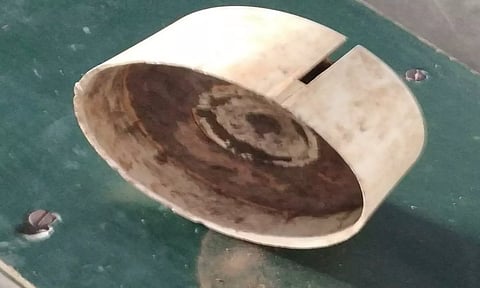 மர்ம பொருளை படத்தில் காணலாம்.