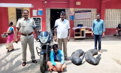 சாராயம் கடத்திய தம்பிதுரையை போலீசார் கைது செய்து, லாரி டியூப்களில் கடத்திய 110 லிட்டர் சாராயத்தையும், மோட்டார் சைக்கிளையும் பறிமுதல் செய்தனர்.