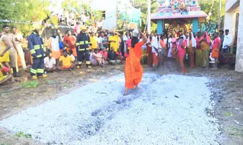 பெண் ஒருவர் தீமிதித்து நேர்த்திக்கடன் செலுத்தினார்.