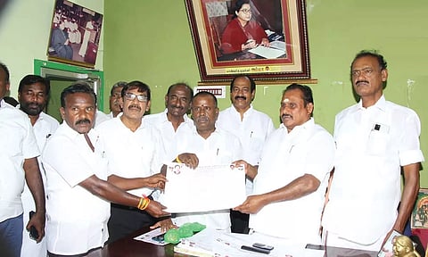 கூட்டத்தில் உறுப்பினர் சேர்க்கை படிவத்தினை எஸ்.பி. சண்முகநாதன் நிர்வாகிகளிடம் வழங்கியபோது எடுத்த படம்.