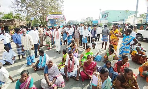 சாலை மறியல் செய்த பொதுமக்கள்.