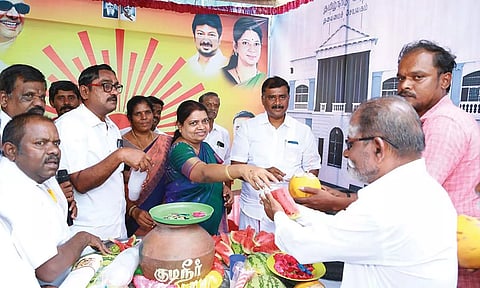 விளாத்திகுளம் அருகே புதூரில் நீர், மோர் பந்தலை அமைச்சர் கீதாஜீவன் திறந்து வைத்து பொது மக்களுக்கு வழங்கிய காட்சி. அருகில் மார்க்கண்டேயன் எம்.எல்.ஏ. மற்றும் பலர் உள்ளனர்.