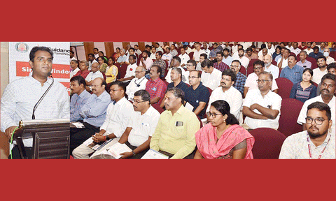 மதுரை தனியார் ஓட்டலில் நடந்த இணையவழி ஒற்றை சாரள முனையம் விழிப்புணர்வு கருத்தரங்கில் கலெக்டர் அனீஷ்சேகர் பேசியபோது எடுத்த படம்.&nbsp;