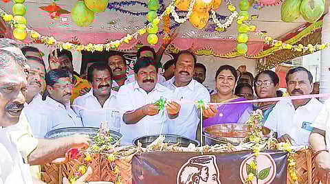 நீர், மோர் பந்தலை மாவட்ட செயலாளர் எம்.ஏ.முனியசாமி திறந்து வைத்த காட்சி. அருகில் ஒன்றிய செயலாளர் ஆர்.ஜி.மருதுபாண்டியன், எம்.ஜி.ஆர். மன்ற இணைச்செயலாளர்  ராஜேந்திரன் ஆகியோர் உள்ளனர்.&nbsp;