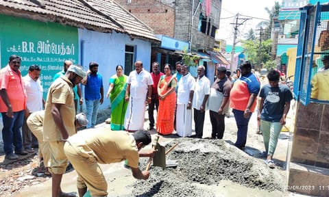 சாலைகள் சீரமைப்பு பணிகளை காவேரிபட்டணம் பேரூராட்சி தலைவர் அம்சவேணி செந்தில்குமார் பார்வையிட்ட போது எடுத்தபடம்.