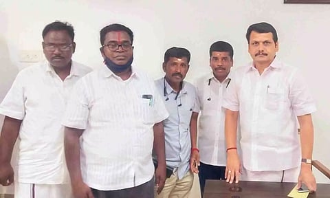 அமைச்சர் செந்தில்பாலாஜிடம் அளித்த மனு காட்சி.