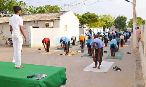 போலீசாருக்கு யோகா பயிற்சி&nbsp; மேற் கொண்ட காட்சி.