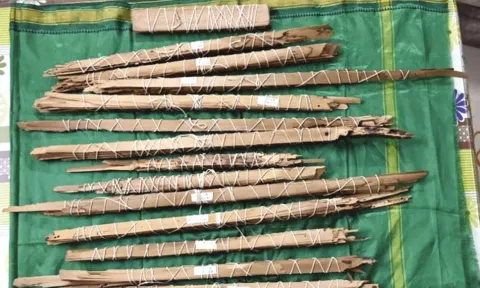 ஆழ்வார்திருநகரி ஆதிநாதர் ஆழ்வார் கோவிலில் கண்டறியப்பட்ட ஓலைச்சுவடிகளை காணலாம்