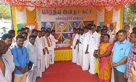 கள்ளக்குறிச்சியில் பா.ஜ.க. மாவட்ட தலைவர் அருள் தலைமையில் தலைவர்கள் சிலைக்கு மாலை அணிவித்து மலர் தூவி மரியாதை செலுத்தினர்.