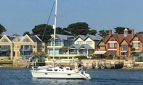 ரூ.137 கோடியே 46 லட்சத்துக்கு வாங்கிய வீட்டில் வசிக்க முடியவில்லை என புலம்பும் கோடீஸ்வரர்