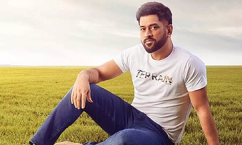 'எல்.ஜி.எம்' பட போஸ்டருடன் தோனி.. வைரலாகும் புகைப்படம்