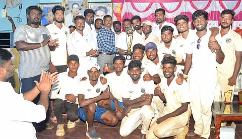 கிரிக்கெட் போட்டியில் வெற்றி பெற்று சாம்பியன் பட்டம் பெற்ற மதுரை வேலவன் கிரிக்கெட் கிளப் அணி வீரர்களுக்கு பரிசு கோப்பை வழங்கப்பட்டது. 
