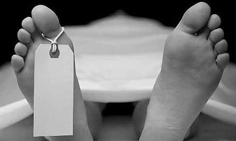 கல்குவாரியில் அழுகிய நிலையில் பிணமாக கிடந்த தொழிலாளி-பரபரப்பு