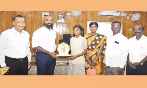 ஸ்ரீஹரிகோட்டா விண்வெளி ஆராய்ச்சி மையத்திற்கு சென்று பயிற்சி பெற்று வந்துள்ள மாணவ-மாணவிகளுக்கு மாணவர் அறிவியல் பேரவையின் சார்பில் “வானவில் அறிவியல்” விருதினை  கலெக்டர் ஜானி டாம் வர்கீஸ் வழங்கியபோது எடுத்த படம்.
